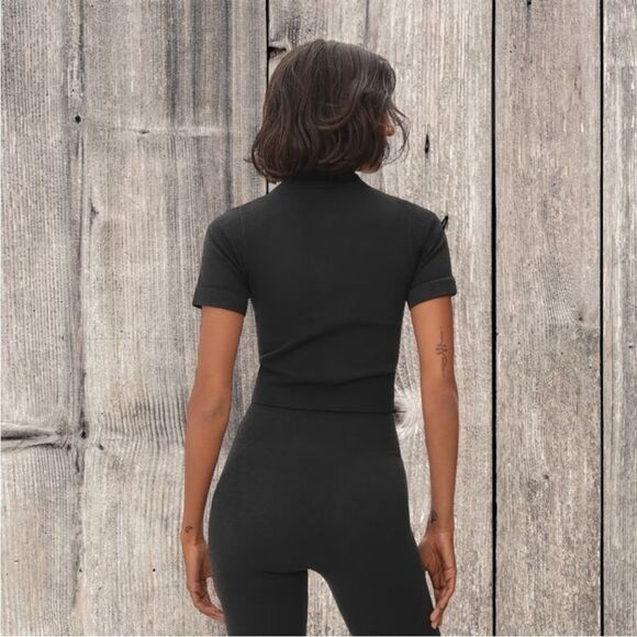Everlane the seamless cropped tee in black NWT - Picture 2 of 7